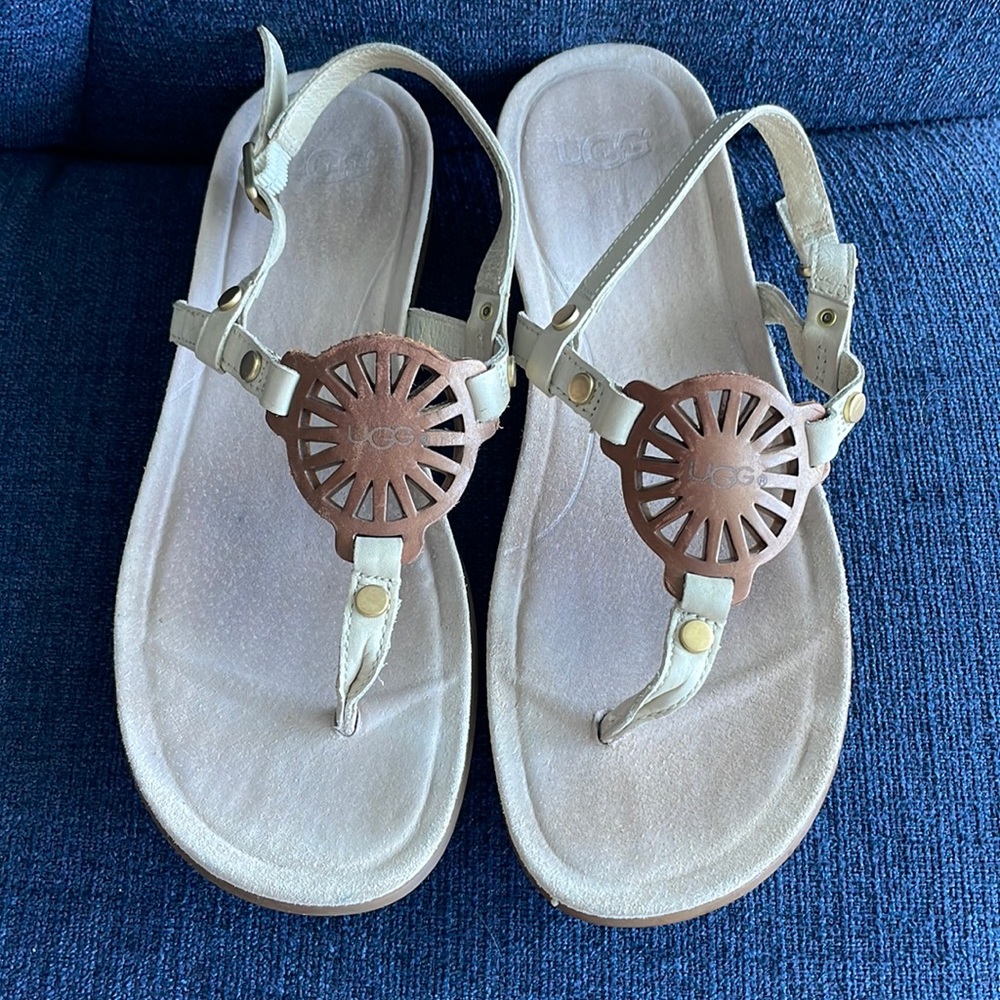 Ugg, Ayden II Thong Sandals. Nude/Tan color.